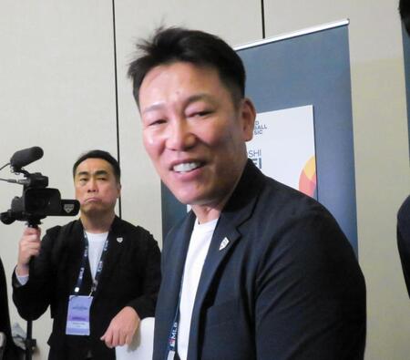 　ウインターミーティングの会場で会見した井端監督（撮影・小林信行）