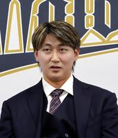 　契約更改を終え、取材に応じる紅林