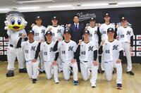 　集合写真に納まる（前列左から）桜井、毛利、石垣、奥村、冨士（後列左から）高橋、田中大、サブロー監督、岡村、中山、杉山
