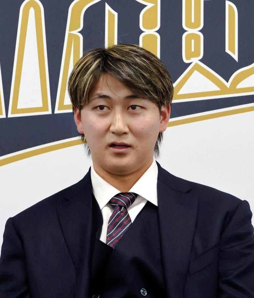 　契約更改を終え、取材に応じる紅林