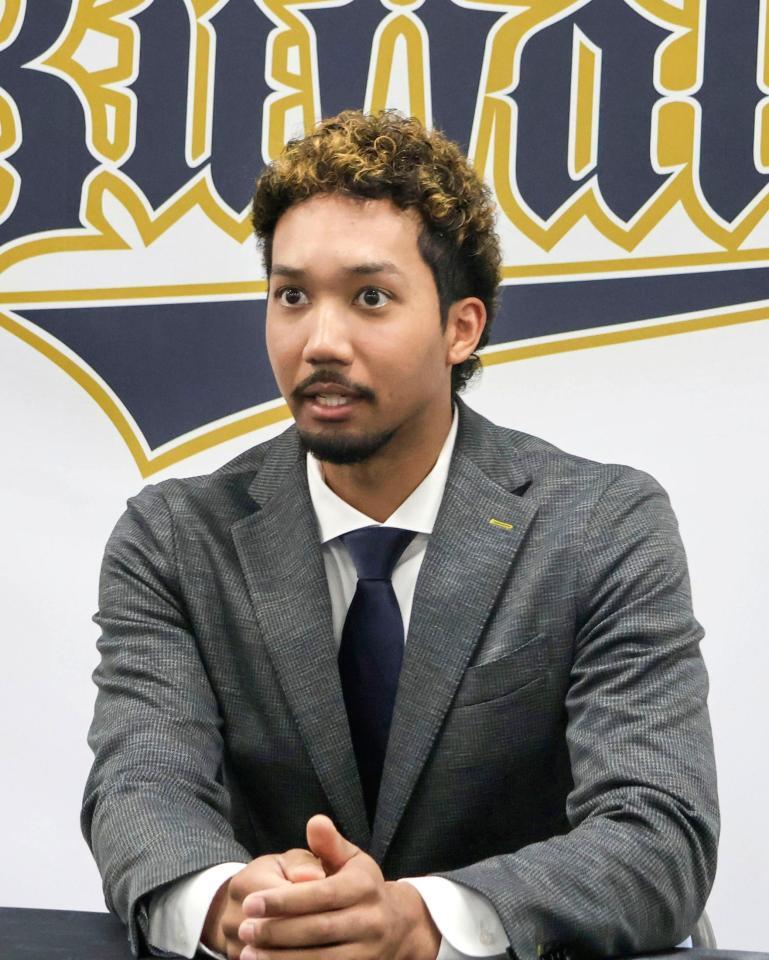 　契約更改を終え、取材に応じる宗