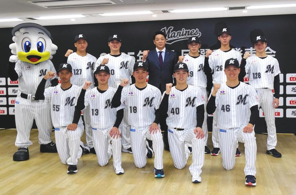 　集合写真に納まる（前列左から）桜井、毛利、石垣、奥村、冨士（後列左から）高橋、田中大、サブロー監督、岡村、中山、杉山