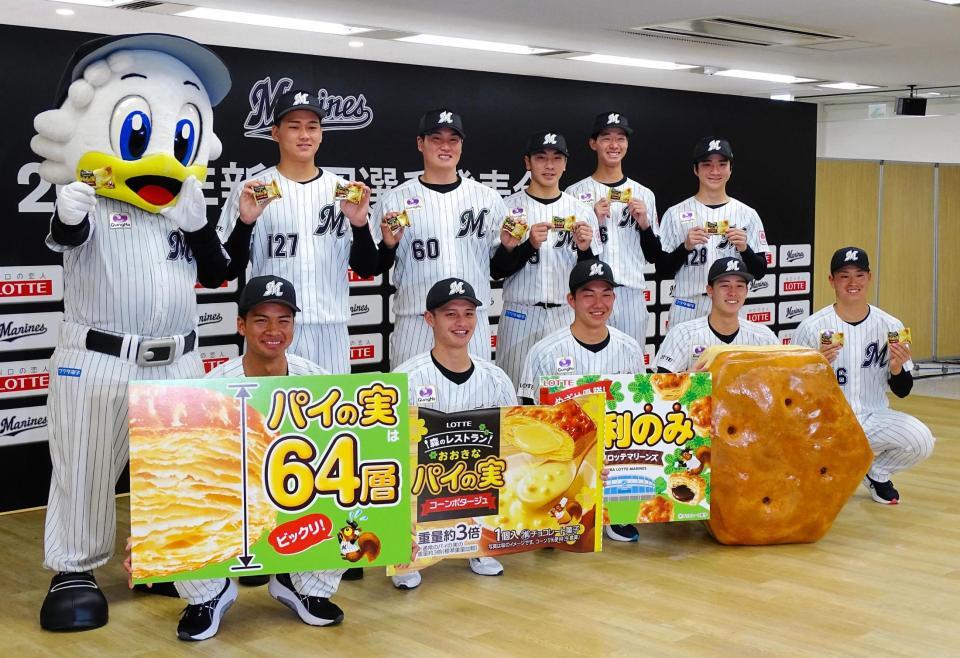 　「パイの実」をＰＲする（前列左から）桜井、毛利、石垣、奥村、冨士（後列左から）高橋、田中大、岡村、中山、杉山