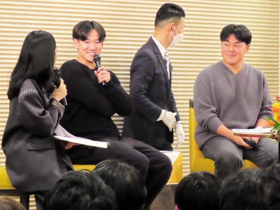 　トークショーを行った井上（左）と山瀬