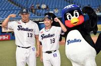 　３勝目を挙げたヤクルト・石川雅規（中）と決勝ホーマーのホセ・オスナ（左）=２０２１年６月１８日