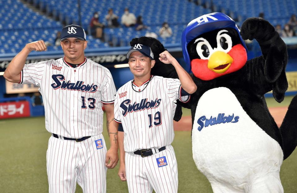 　３勝目を挙げたヤクルト・石川雅規（中）と決勝ホーマーのホセ・オスナ（左）=２０２１年６月１８日