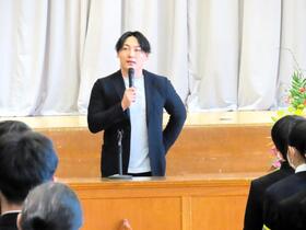 　中学生約３４０人を前に講演を行う巨人・丸