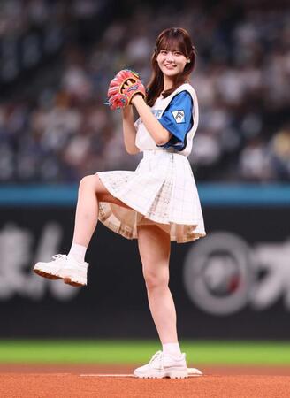 　ファーストピッチセレモニーで投球する＝ＬＯＶＥ・高松瞳＝９月