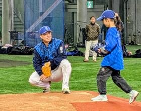 　野球教室で子どもたちと触れ合う橋本（左）