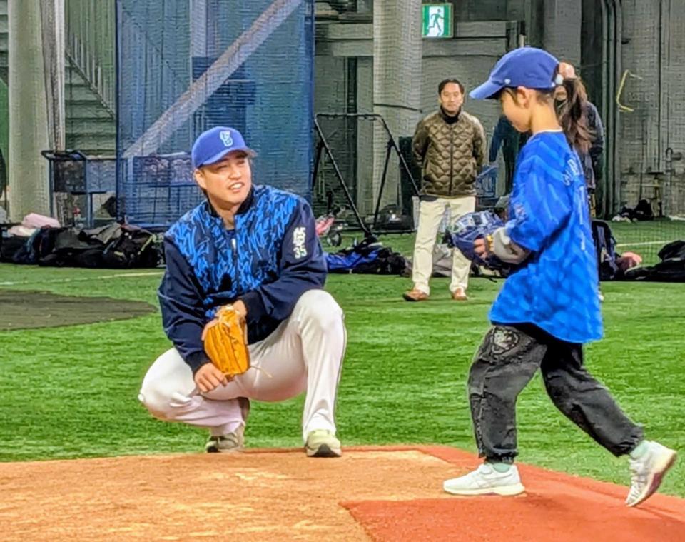 　野球教室で子どもたちと触れ合う橋本（左）