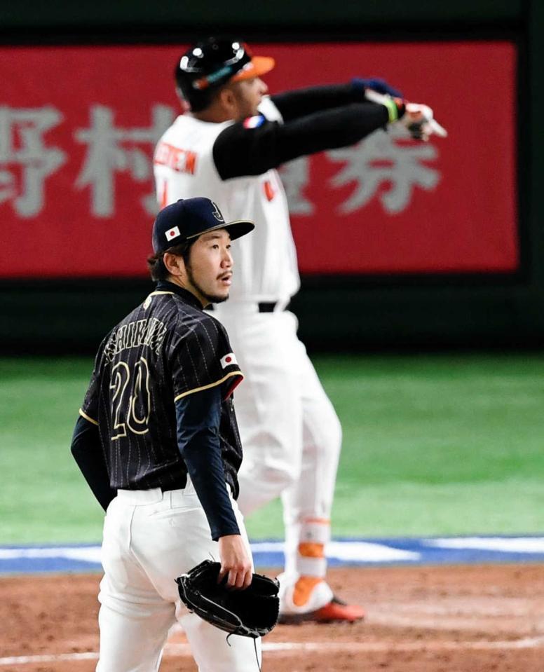 　３回、バレンティンに同点２ランを打たれた石川＝２０１７年３月