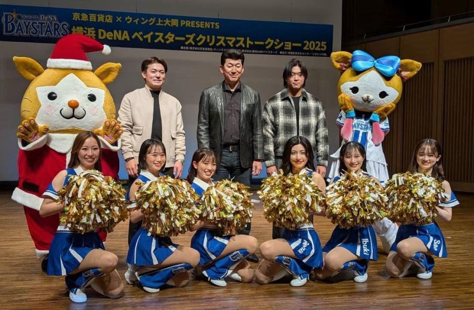 　前監督の三浦大輔氏（後列中央）と林（同中央左）、石上（後列中央右）