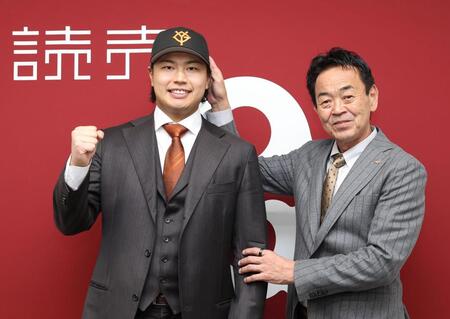 　水野雄仁編成部長（右）と写真におさまる松浦（撮影・佐々木彰尚）