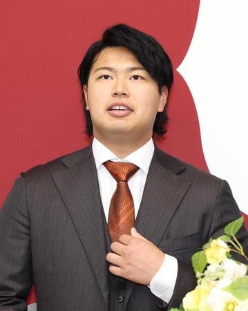 　オレンジ色のネクタイを締め入団会見をする松浦（撮影・佐々木彰尚）