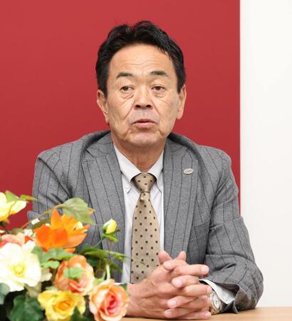 　松浦の獲得について話す水野雄仁編成部長（撮影・佐々木彰尚）