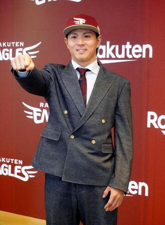 　現役ドラフトでソフトバンクから楽天に移籍し、入団記者会見でポーズを取る佐藤