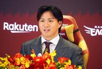 　現役ドラフトでソフトバンクから楽天に移籍し、入団記者会見をする佐藤