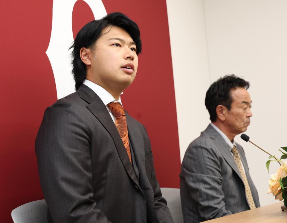 　入団会見をする松浦（手前）＝撮影・佐々木彰尚