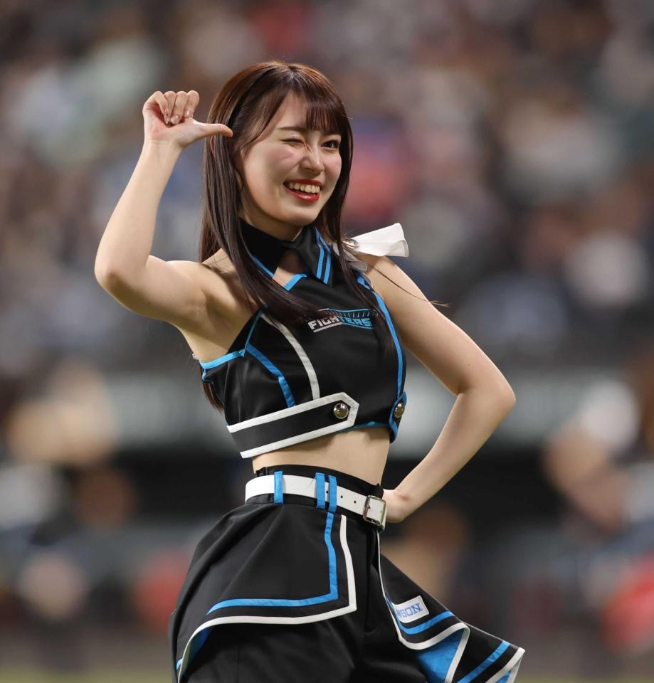　新ダンスを披露するファイターズガールの橋本莉々花さん