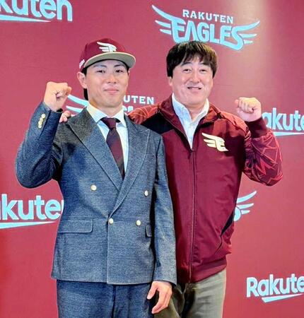 　石井ＧＭ（右）とポーズをとる佐藤（撮影・松井美里）