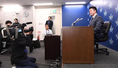 　契約更改を終え会見する牧（右）＝撮影・園田高夫