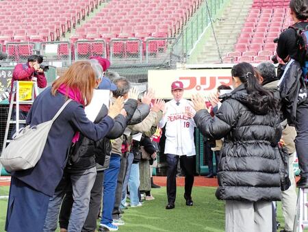 　ファンとハイタッチをかわす前田健太