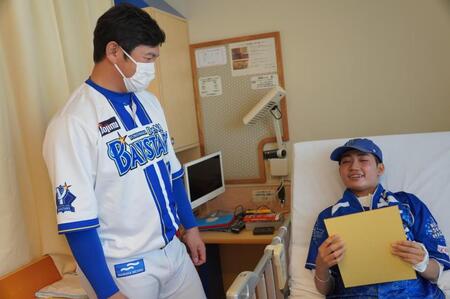 　子どもと交流する山崎（球団提供）