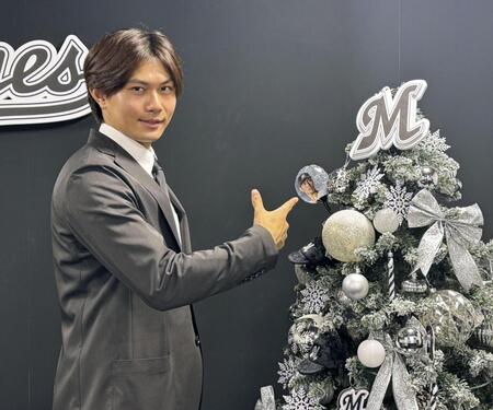 　契約更改交渉後、写真撮影に応じるロッテの藤原