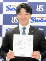 　色紙を手にする吉村（撮影・伊藤玄門）