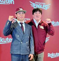 　石井ＧＭ（右）とポーズをとる佐藤（撮影・松井美里）