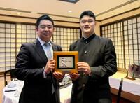 　分科会賞を受賞した横浜の村田監督（左）と阿部葉