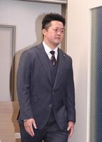 　交渉を終え会見場に入る牧（撮影・園田高夫）