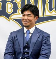 　契約更改を終え、取材に応じる頓宮＝16日