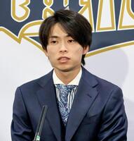 　契約更改を終え、取材に応じる山岡＝16日