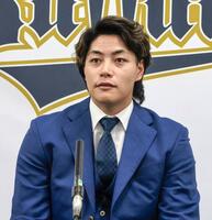 　契約更改を終え、取材に応じる麦谷＝16日