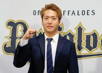 　現役ドラフトで西武からオリックスに移籍し、記者会見でポーズをとる平沼＝16日