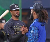 　ジャクソン（右）と握手を交わすデュプランティエ＝４月