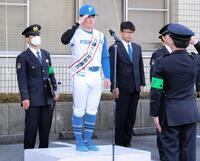 　鎌ケ谷警察署の一日署長を務め、敬礼をする梅林（中央）