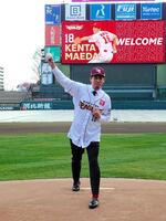 　前田が入団会見。マウンドで投球フォームを披露