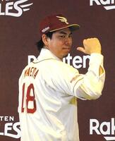 　前田が入団会見。背番号１８のユニホーム姿を披露