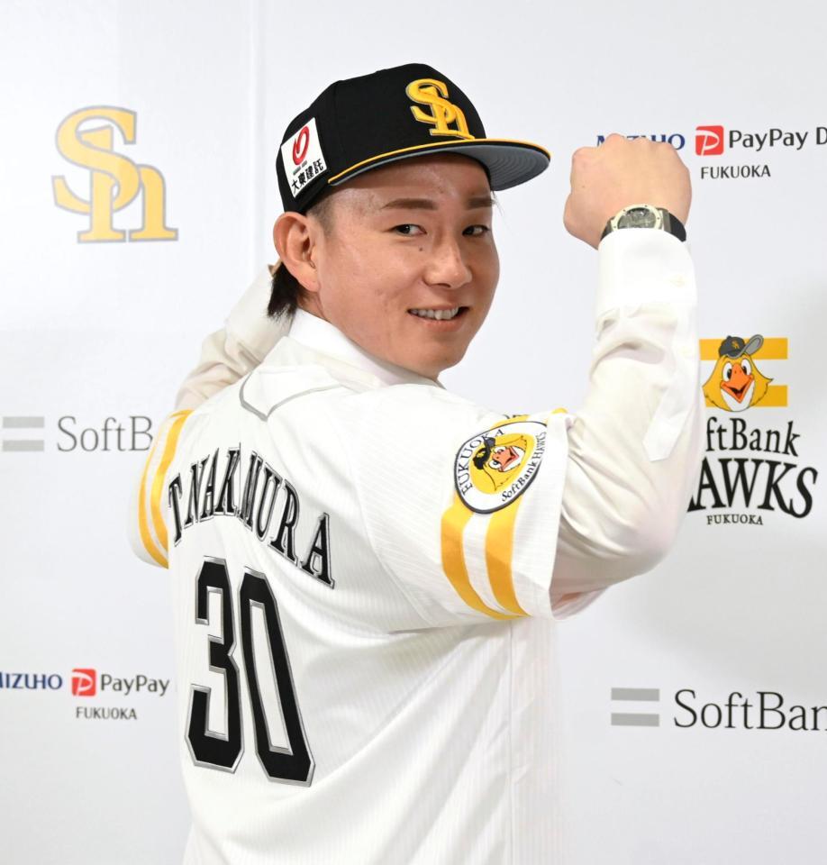 　現役ドラフトでロッテから移籍し、記者会見でポーズをとる中村稔