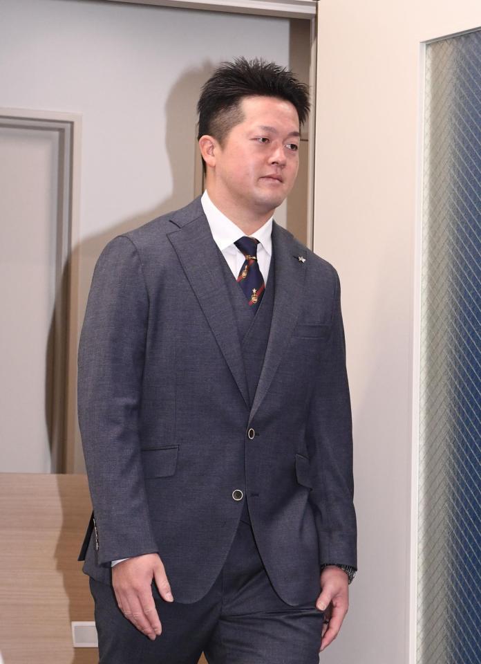 　交渉を終え会見場に入る牧（撮影・園田高夫）