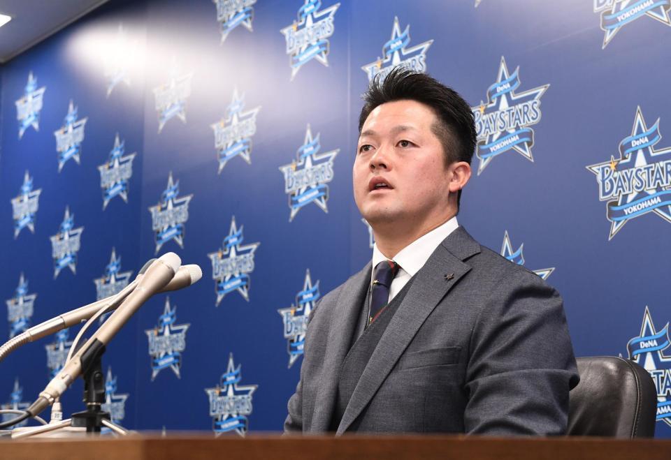 　現状維持で契約更改を終え会見する牧（撮影・園田高夫）