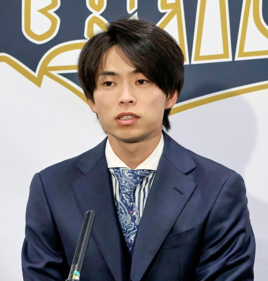 　契約更改を終え、取材に応じる山岡＝16日