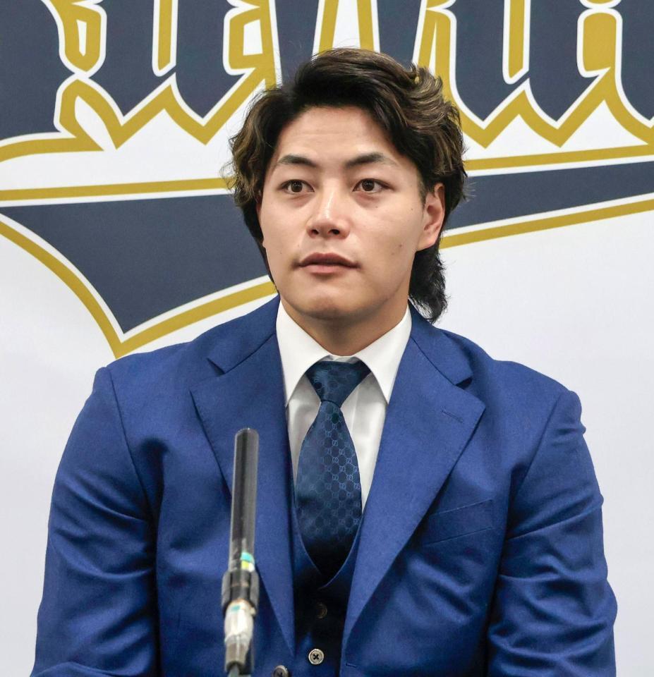 　契約更改を終え、取材に応じる麦谷＝16日