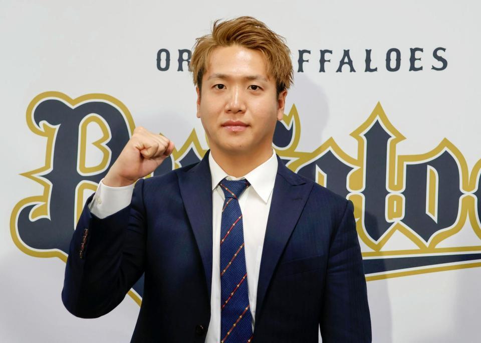 　現役ドラフトで西武からオリックスに移籍し、記者会見でポーズをとる平沼＝16日