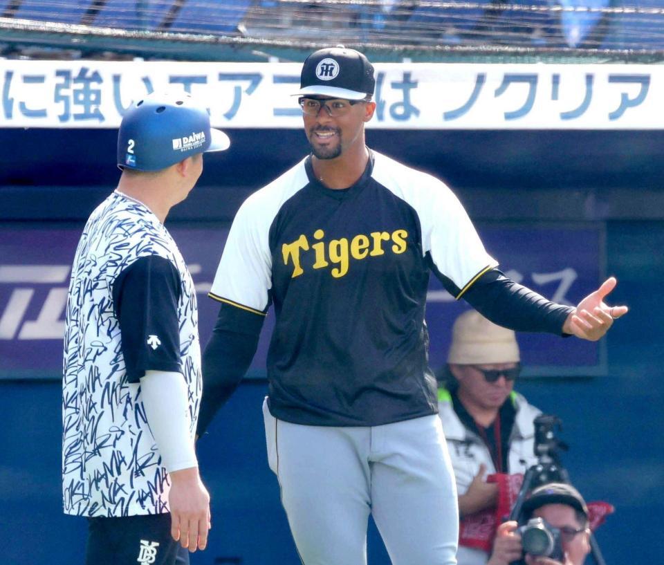 　牧（左）と話すデュプランティエ＝７月