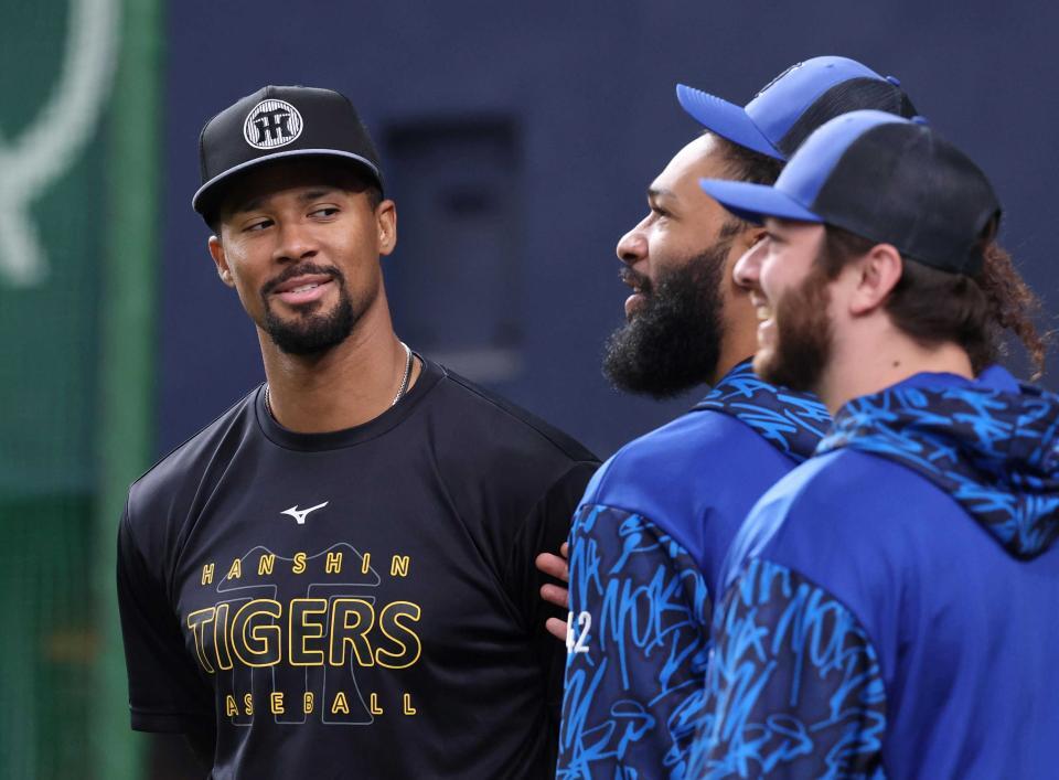 　ケイ、ジャクソンと話すデュプランティエ＝４月