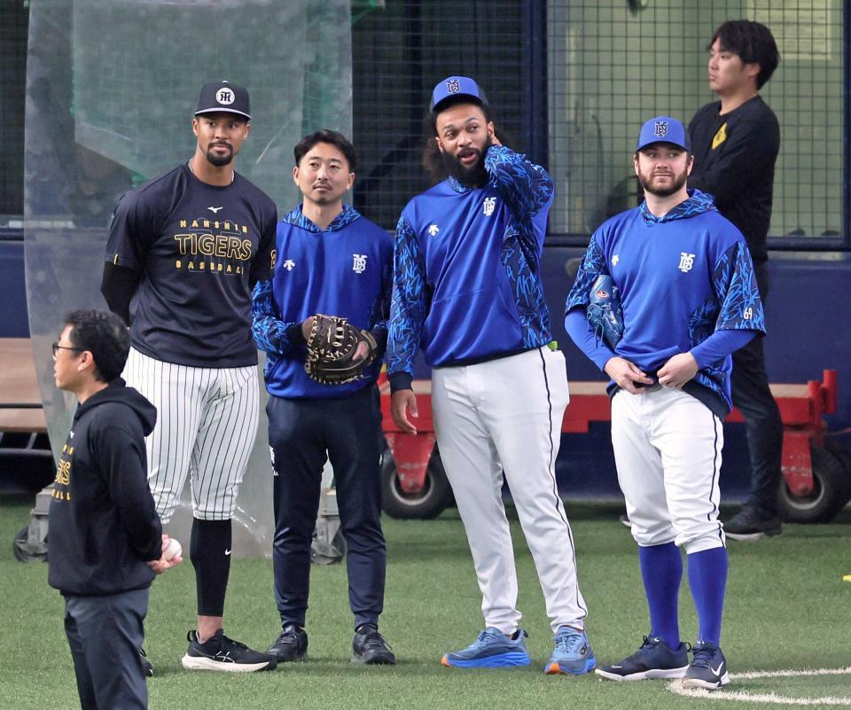 　練習中に（右から）ケイ、ジャクソンと談笑するデュプランティエ（左）＝４月