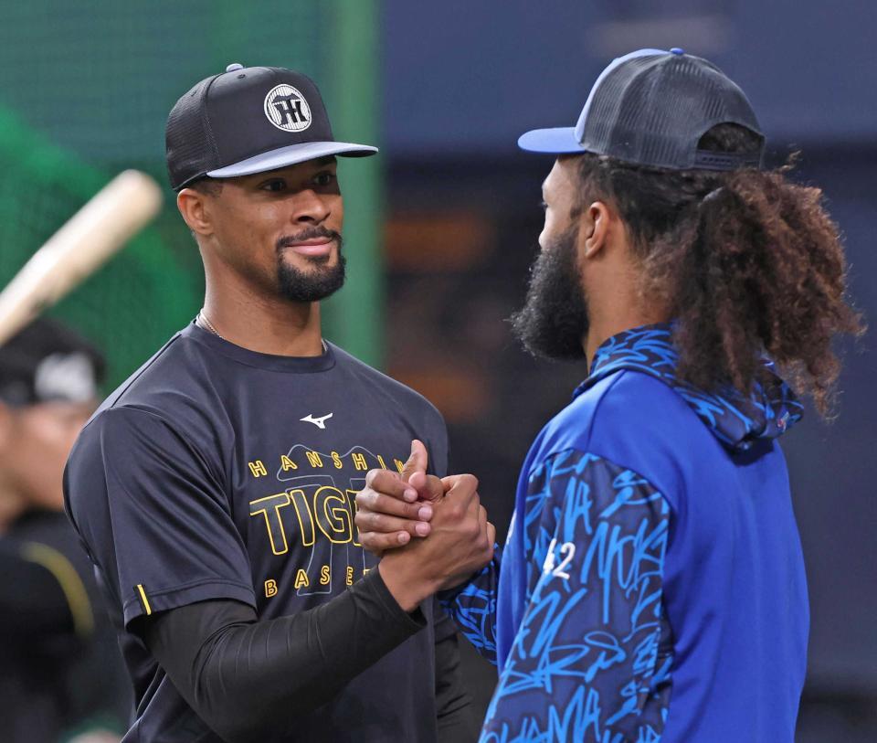 　ジャクソン（右）と握手を交わすデュプランティエ＝４月